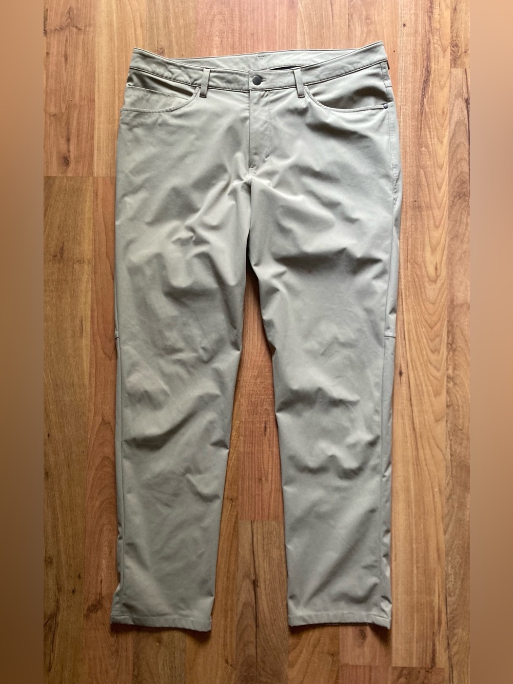 Lululemon Mens ABC Classic Warpstreme Mens 36x33 Beige Chino Pants